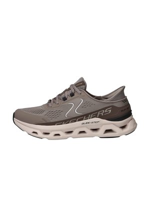 Grauer Skechers Glide-Step Sneaker mit atmungsaktivem Mesh, rutschfester Sohle und gepolstertem, belüftetem Mittelfußdesign.