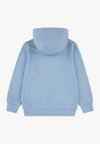 Ανοιχτογάλαζο φούτερ με κουκούλα, ριμπ μανσέτες και τελείωμα, απαλή υφή και χωρίς ορατά σχέδια, που παρουσιάζει έναν απλό, καθημερινό σχεδιασμό.