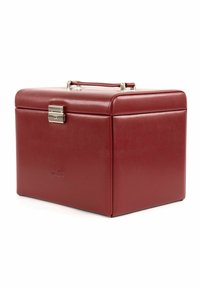 Trousse de rangement en cuir rouge avec une forme rectangulaire, texture lisse, fermoir en métal argenté et poignée supérieure. Présente un logo embossé à l'avant.