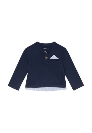 Marineblaues Langarmshirt für Kleinkinder mit zwei braunen Knöpfen und einem kleinen gestreiften Einstecktuch auf der Brust.
