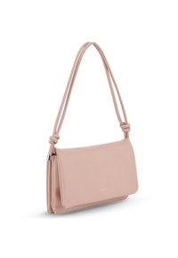 Różowo-beżowa skórzana torba na ramię z klapą i dwoma wiązanymi ramiączkami. Gładka tekstura i minimalistyczne logo z przodu.