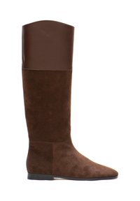 Braune kniehohe Stiefel mit einem unteren Abschnitt aus Wildleder und einem oberen Abschnitt aus glattem Leder. Merkmale sind eine spitze Zehenpartie und eine flache Sohle. Minimale Hardware sichtbar.
