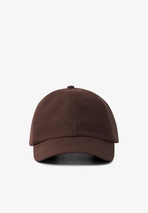 Bruine honkbalpet met gebogen klep en subtiel geborduurd scriptlogo aan de voorkant, weergegeven op een witte achtergrond.