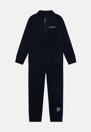 Navy sininen kaksiosainen lämpöasu, joka on valmistettu pehmeästä materiaalista. Setti sisältää puolivetoketjullisen yläosan ja istuvat housut, joissa on kontrastiväriset saumat ja logo-yksityiskohta.