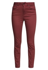 Vaqueros burdeos ajustados con cierre de botón y cremallera en el frente, bolsillos delanteros y traseros, y pasadores para cinturón.