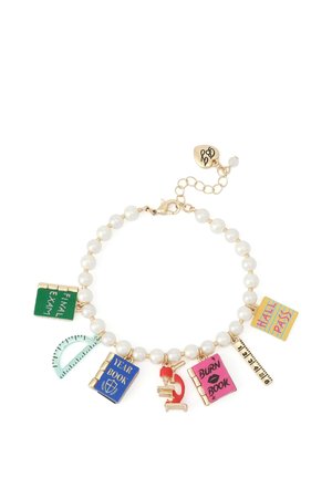 Bracelet avec des perles blanches comportant des breloques d’un livre d’examen final vert, d’un rapporteur, d’un annuaire bleu, d’un microscope rouge, d’un carnet rose, d’une règle et d’un laissez-passer.