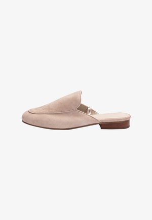 Beige ruskind slip-on mule med lukket rundet tå, lav brun træhæl og åben hæl for nem påtagning.