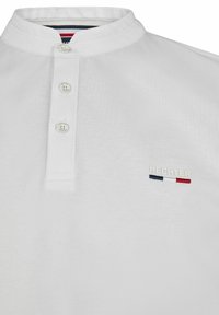 Witte polo shirt met hoge kraag, drie knopen en textuurstof. Bevat het geborduurde "HECHTER" logo in de kleuren van de Franse vlag.