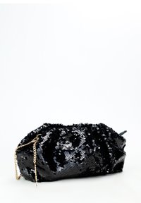 Clutch nera in paillettes con design arricciato, dotata di una tracolla in catena dorata. Texture liscia con una superficie lucida e riflettente.