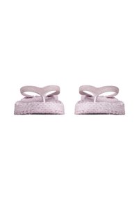 Een paar lichtroze glinsterende flip-flops met dikke gestructureerde zolen, gezien van voren tegen een witte achtergrond.