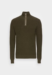 Pull en maille côtelée vert foncé avec des manches longues et une fermeture éclair à l'avant s'étendant du col jusqu'à la poitrine.