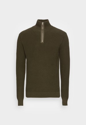 Dunkelgrüner gerippter Strickpullover mit langen Ärmeln und einem Reißverschluss, der vom Kragen bis zur Brust reicht.