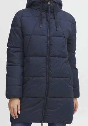 Granatowa pikowana długa kurtka puchowa z kapturem, zamkiem z przodu, bocznymi kieszeniami i regulacją sznurkową na kapturze.