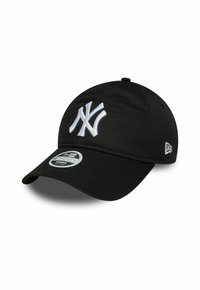 Zwarte honkbalpet met een witte geborduurde New York Yankees-logo, gebogen klep en textiel met textuur. Verstelbare strap aan de achterkant.
