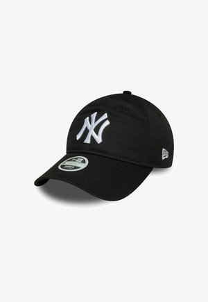 Schwarze Baseballkappe mit einem weißen, gestickten Logo der New York Yankees, gebogenem Schild und strukturiertem Stoff. Verstellbarer Riemen auf der Rückseite.