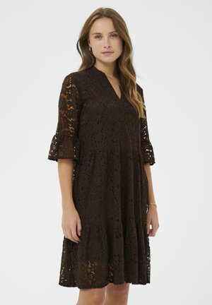 Braunes Spitzenkleid mit V-Ausschnitt, Glockenärmeln und gestuftem Rock. Verfügt über ein florales Muster und eine halbtransparente Textur.