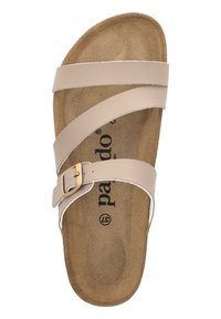 Sandal beige con tre fasce piatte, un'anello decorativo e una soletta testurizzata. La suola è leggermente sagomata con una finitura morbida.