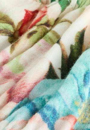 Látka s květinovým vzorem, vyrobená z jemné, lehké textilie v odstínech růžové, zelené a modré, s texturovaným, delikátním tkaním.