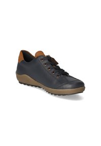 Baskets en cuir noir avec des accents en cuir marron, dotées de lacets ronds, d'une surface texturée et d'une semelle en caoutchouc texturé.