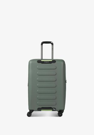Grüner Hartschalenkoffer mit schwarzem, ausgezogenem Griff, vier schwarzen Spinner-Rollen und horizontalen Rillen auf der Vorderseite.
