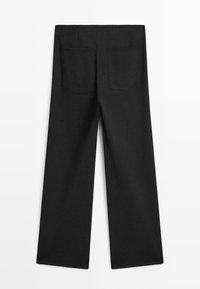 Pantaloni neri a gamba larga con una texture liscia, dotati di due tasche posteriori e una vita pulita. Design semplice e dritto.