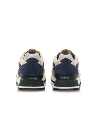 Zapatillas con una parte superior de malla en crema, acentuadas por gamuza azul marino y verde. Presentan una suela gruesa negra con marca en el talón.