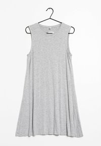 Bezrukávové šedé šaty vyrobené z měkké, lehké tkaniny. Ačkový střih, po kolena, s kulatým výstřihem a volnějším střihem.