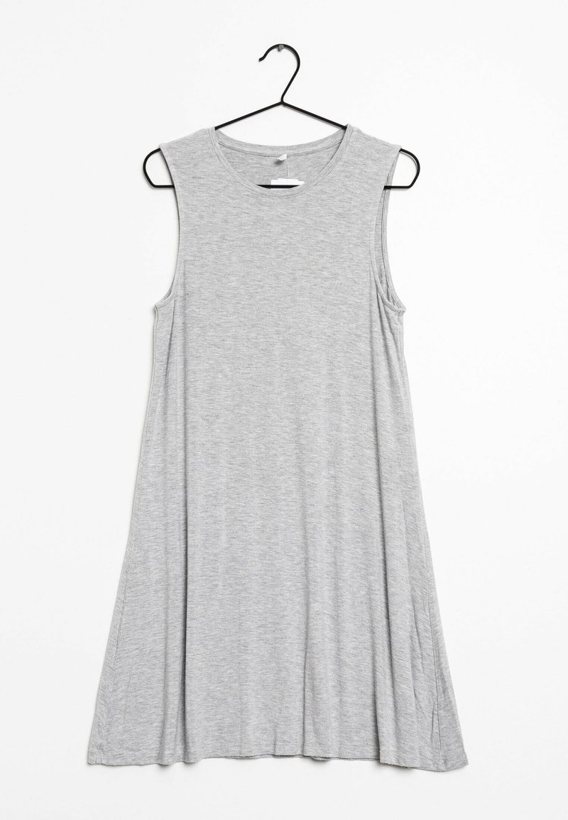 Bezrukávové šedé šaty vyrobené z měkké, lehké tkaniny. Ačkový střih, po kolena, s kulatým výstřihem a volnějším střihem.