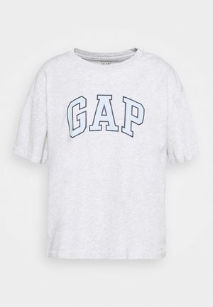 T-shirt en coton à manches courtes gris clair avec "GAP" en grandes lettres bleues contourées sur le devant.