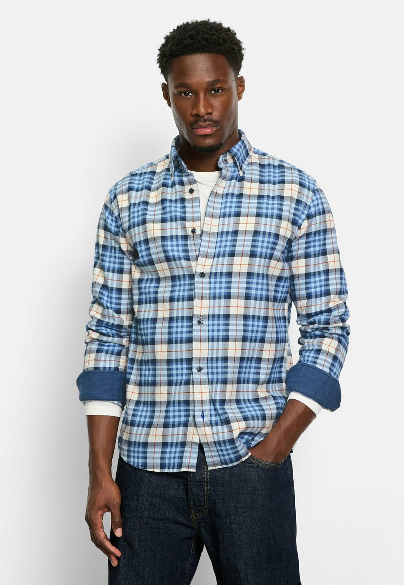 Blau-weiße karierte Button-Up-Hemd mit kontrastierenden marineblauen Manschetten, die über eine Baumwollmischung und ein klassisches Kragen-Design verfügt.