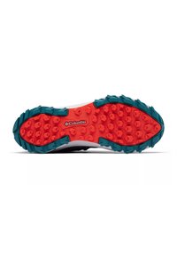 Suela de zapato de trail running de Columbia que presenta un diseño robusto con una entresuela de color rojo brillante y acentos en azul verdoso, detallada con tacos de tracción multidireccional.