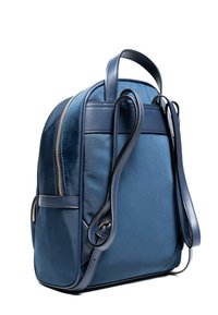 Mörkblå ryggsäck med en slät, glänsande yta, prydd med läderdetaljer, dubbel dragkedjestängning och justerbara axelremmar.