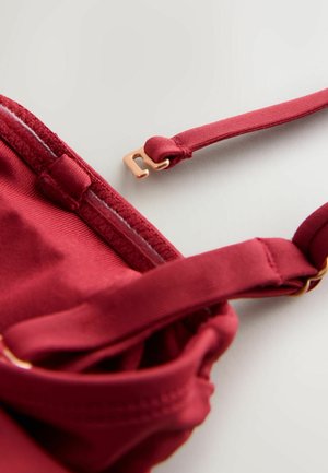 Bordo värvi rinnahoidja pehme kangaga, reguleeritavate rihmade ja roosikullast riistvaraga. Omab õrna õmblusedetaili ja õmblusteta disaini.