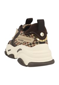 Sneaker chunky Steve Madden avec des accents beiges, marron et dorés, tissu texturé, et languettes de tirage au talon et sur la langue, vue arrière.