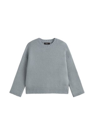Lys grå strikket sweater med rund halsudskæring, sænkede skuldre, ribbede manchetter og kant. Har et struktureret mønster overalt.