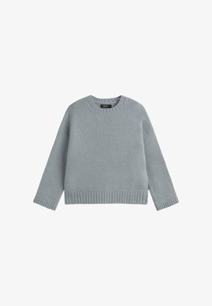Lichtgrijze gebreide trui met een ronde halslijn, verlaagde schouders, geribde mouwen en onderkant. Heeft een gemêleerd patroon door het hele kledingstuk.