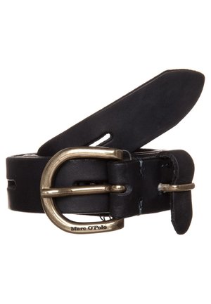 Mustasta nahasta valmistettu vyö, joka on rullattu. Messinkinen solki, johon on kaiverrettu "Marc O'Polo" näkyvissä. Vyössä näkyy ompeleita ja vyönpidin.