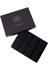 Set di biancheria intima nera in una scatola nera. I contenuti sono visibili e presentano otto paia caratterizzati da cinture elastiche stampate con il logo "DENIM BR&SONS".