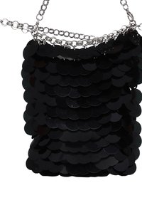 Borsa a mano nera in paillettes con forma quadrata. Presenta una tracolla in catena argentata e paillettes circolari sovrapposte per texture e interesse visivo.