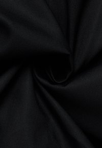 Schwarzer Stoff mit einer glatten Textur, der ein dezentes Webmuster zeigt. Das Material ist flexibel und dicht gewebt, geeignet für verschiedene Anwendungen.
