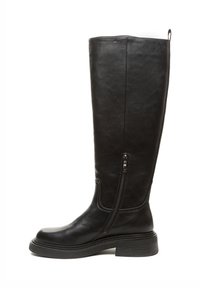 Čierne kožené čižmy po kolená so zipsom na boku, zaoblenou špičkou, textúrovanou podrážkou a minimálnym prešívaním pozdĺž švu.
