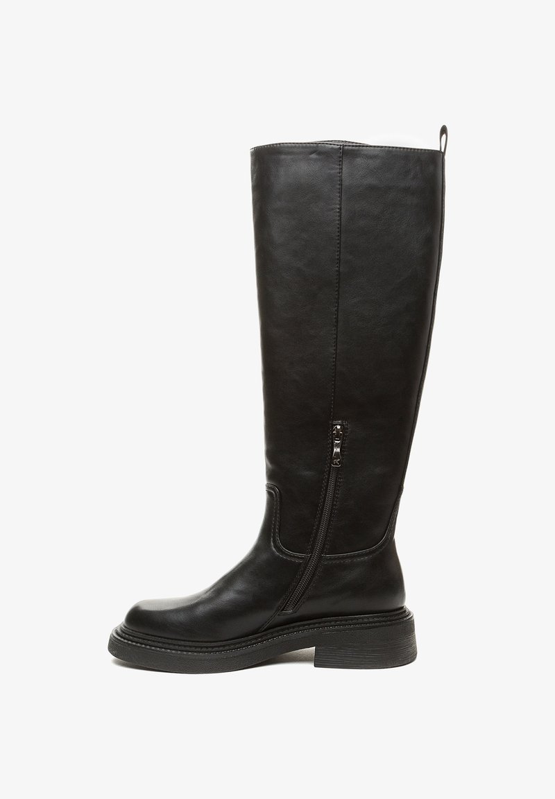 Čierne kožené čižmy po kolená so zipsom na boku, zaoblenou špičkou, textúrovanou podrážkou a minimálnym prešívaním pozdĺž švu.