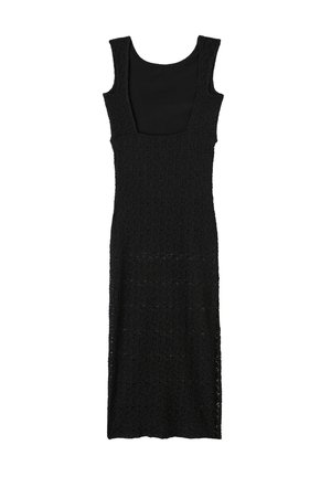 Robe noire en tissu tricoté texturé, avec un décolleté carré et des bretelles larges, coupe ajustée s'étendant jusqu'au genou.