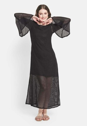 Schwarzes, semi-transparentes, langärmliges Kleid mit weiten Glockenärmeln und geradem Schnitt, das einen asymmetrischen Saum und eine leichte Textur aufweist.