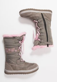 Botas de inverno cinzentas com acabamento em pelo faux rosa, laço na parte da frente, zíper lateral, padrão de flocos de neve no cano e sola de borracha texturizada.