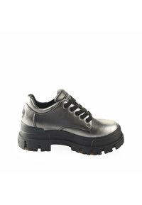 Zapato de cuero negro con suela gruesa y puntera redondeada, seis ojetes y cordones negros. Acabado brillante y suela de goma texturizada con estrías.
