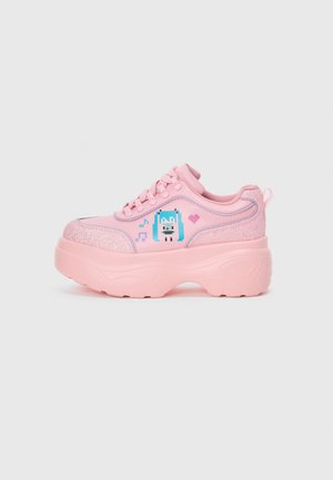 Rosa platform sneakers med en skinnende overdel, glitrende detaljer og pixeliseret grafikdesign med en karakter og musiknoter.
