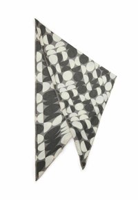 Écharpe triangulaire avec des formes géométriques noires, blanches et grises, bordée de coutures en fil beige clair, pliée de manière asymétrique sur un fond blanc.
