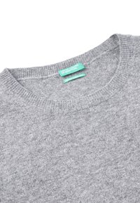 Šedý vlněný svetr s žebrovým výstřihem. Obsahuje štítek s nápisem "United Colors of Benetton" a "Merino italská příze."