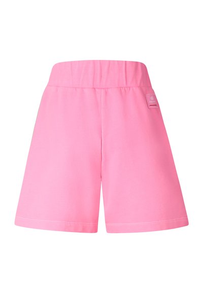 Shorts roses taille haute à jambes larges avec une ceinture élastique et une petite étiquette de marque sur le côté droit.